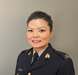 Photo de la sergente Freda Fong en uniforme.